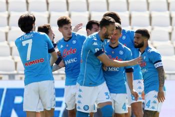 نابولي يضرب بقوة ويقتنص وصافة الدوري الإيطالي