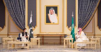 ولي العهد يبحث العلاقات العسكرية وآفاق التعاون مع رئيس وزراء باكستان