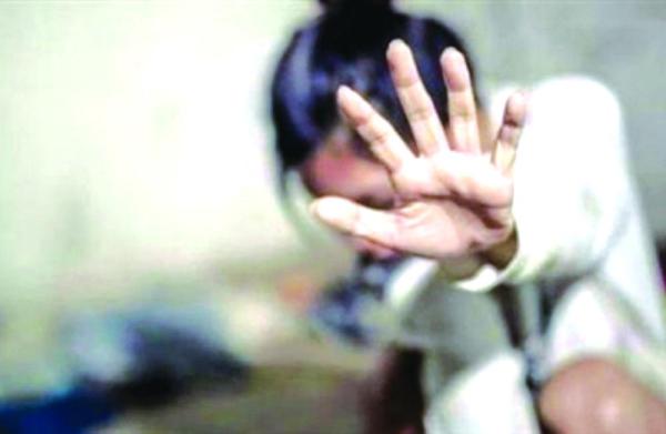 إنقاذ طفلة معلقة من عنقها أعلى فندق مهجور