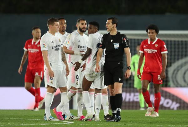 الريال يفرط في الصدارة