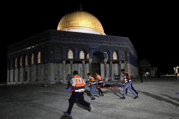 إصابة مئات الفلسطينيين في مواجهات مع الاحتلال بالقدس