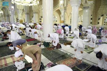 بالصور.. بيئة آمنة.. ضيوف الرحمن يؤدون صلاتهم وسط إجراءات خدمية نوعية
