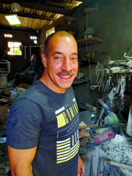 «الحدادة».. مهنة متوارثة تكافح الاندثار