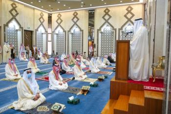 أمير الشرقية وسمو نائبه يؤديان صلاة عيد الفطر مع جموع المصلين بالدمام