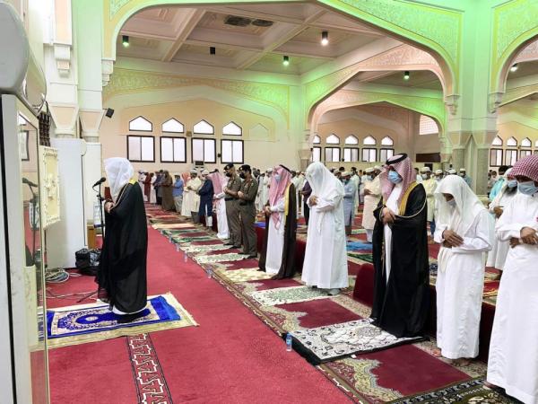 المحافظون يتقدمون صلاة العيد بمحافظات المنطقة