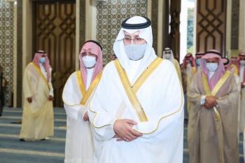 أمير الشرقية ونائبه يؤديان صلاة عيد الفطر بالدمام