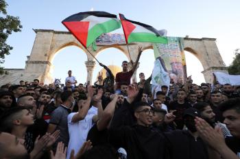 المواجهات تتواصل في فلسطين.. والاحتلال يحشد قواته لبدء هجوم على غزة