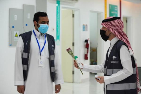 «شوكولاتة» و«ورود» لكوادر مراكز اللقاحات