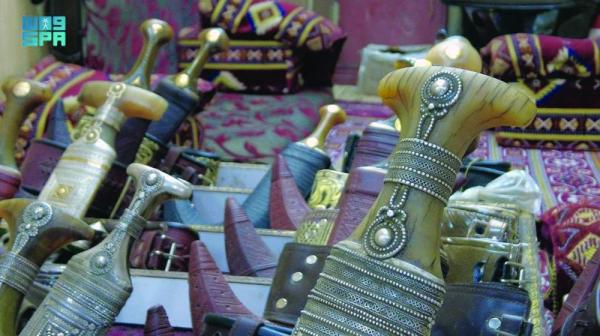 «الجنابي والخناجر»..موروث أصيل يزين مناسبات وأعياد نجران
