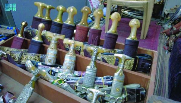 «الجنابي والخناجر»..موروث أصيل يزين مناسبات وأعياد نجران