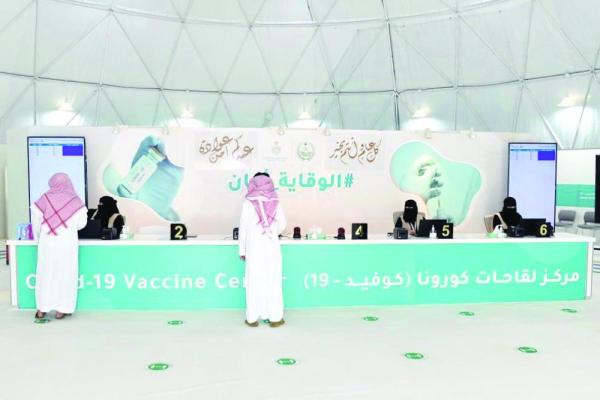 بطاقات معايدة وهدايا للمستفيدين بوقاية وأمان..