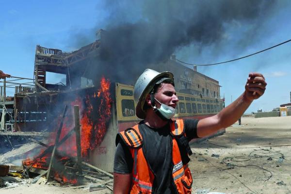 رجل إطفاء فلسطيني استهدفته الضربات الإسرائيلية بمدينة غزة (رويترز)