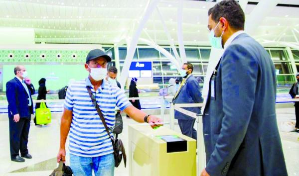 205 أجهزة تعقيم يدوي بمطار الملك عبدالعزيز