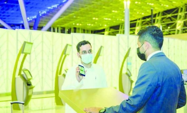 205 أجهزة تعقيم يدوي بمطار الملك عبدالعزيز