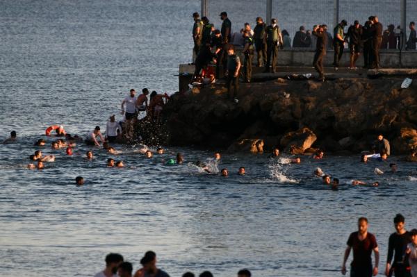 2700 مهاجر من المغرب يصلون سبتة الإسبانية «سباحةً» 