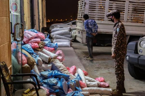 ضبط 44 مخالفًا بحوزتهم حطب محلي بالرياض