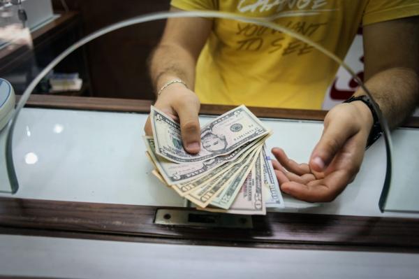 الدولار يقترب من أقل مستوياته هذا العام