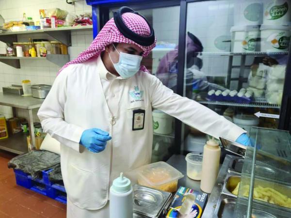 71 مخالفة لـ «الاحترازات» بالأسواق