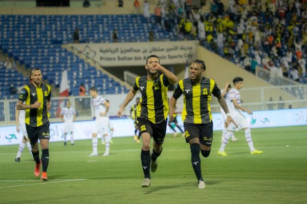 الاتحاد يستعيد الثالث بثنائية أبها