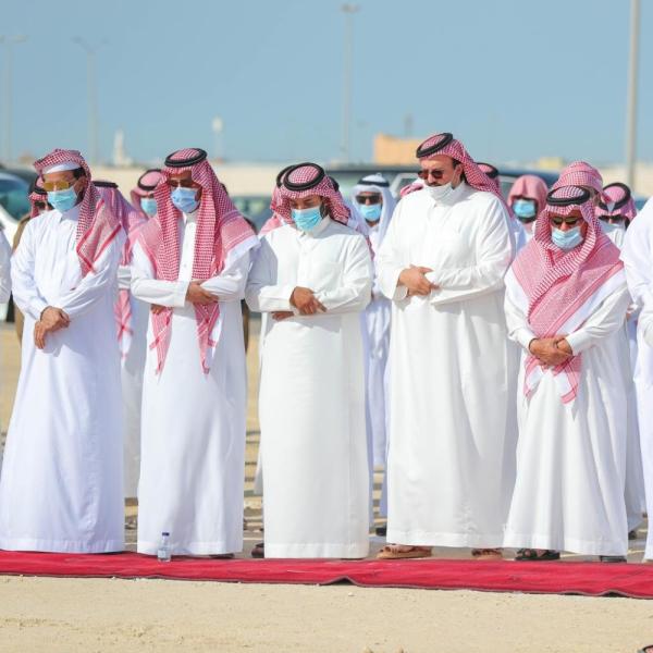 نائب أمير الشرقية يؤدي صلاة الميت على 