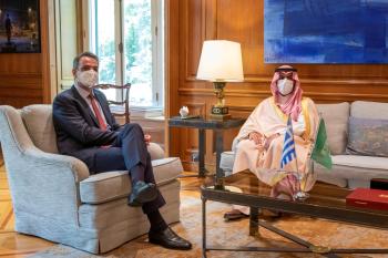 وزير الثقافة ينقل تحيات القيادة إلى رئيس وزراء اليونان