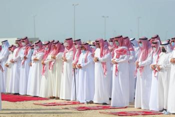 نائب أمير الشرقية يؤدي صلاة الميت على 