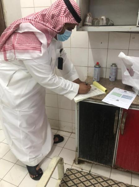 إغلاق 9 محلات واستبعاد 16 عاملا بحفر الباطن