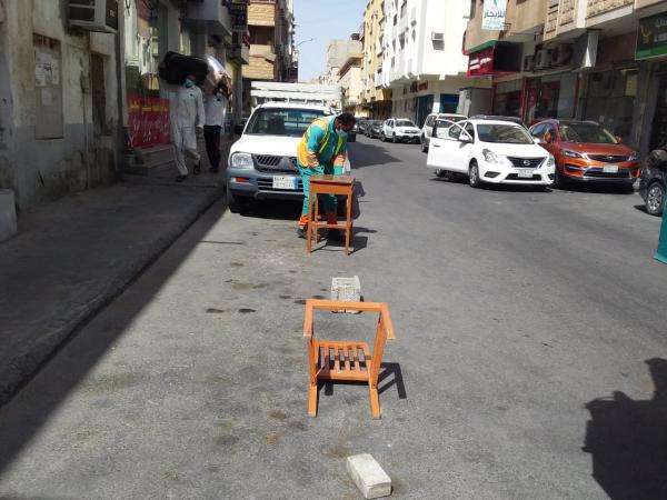 صور.. إزالة ٨٧ حاجزًا عشوائيًا في الخبر