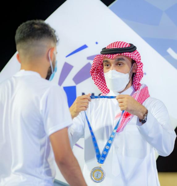 وزير الرياضة يتوج الحزم باللقب