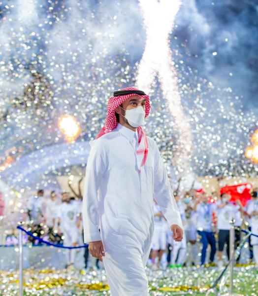 وزير الرياضة يتوج الحزم باللقب