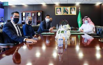 «آل جابر» و«الصليب الأحمر» يناقشان مبادرة المملكة للسلام باليمن