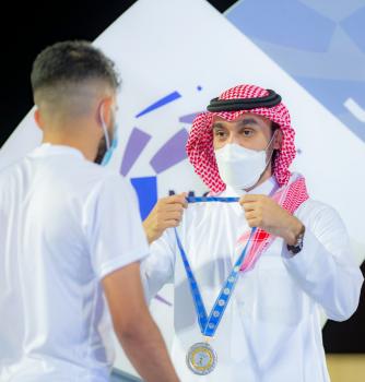 وزير الرياضة يتوج الحزم باللقب