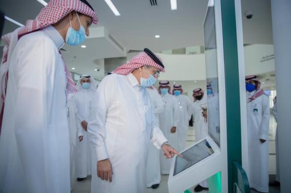 وزير التجارة يطلع على آلية تسهيل العمل بفرع القصيم
