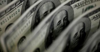 الدولار يتلقى دعم والمستثمرون يقلصون مشترياتهم