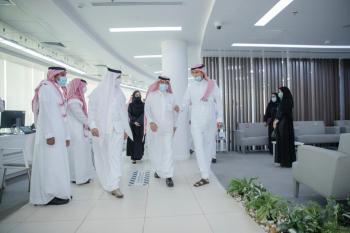 وزير التجارة يطلع على آلية تسهيل العمل بفرع القصيم