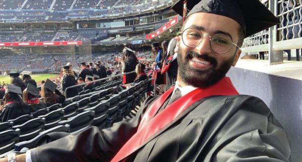 «المغلوث» يحتفل بتخرجه