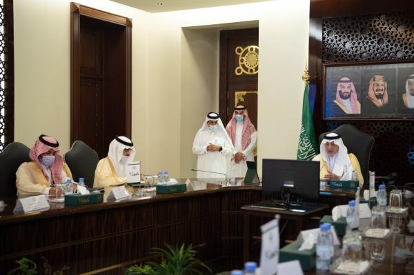 أمير مكة يناقش تطوير الخدمات في مدن ومحافظات المنطقة