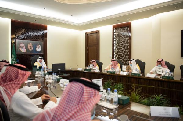أمير مكة يناقش تطوير الخدمات في مدن ومحافظات المنطقة