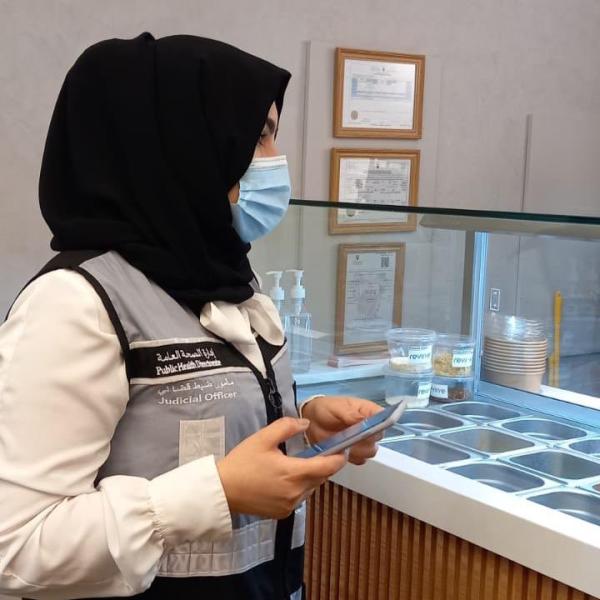 مخالفة 41 مطعمًا بالبحرين بسبب كورونا
