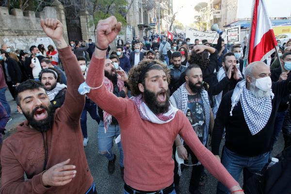  (لبنانيون خلال مظاهرة احتجاجية على هبوط العملة اللبنانية وتزايد الصعوبات الاقتصادية في بيروت (رويترز