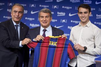 برشلونة يتعاقد مع مدافع مانشستر سيتي