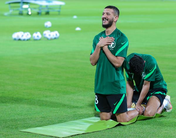 الأخضر يدشن معسكر الرياض