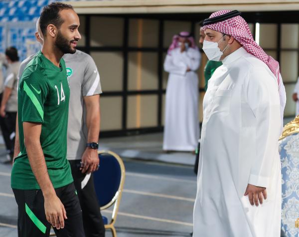الأخضر يدشن معسكر الرياض