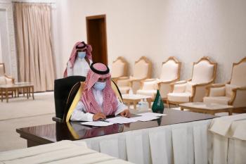 محافظ حفر الباطن يبحث الخدمات والمشروعات التنموية
