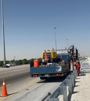 حواجز معدنية على طريق «بقيق - الأحساء»