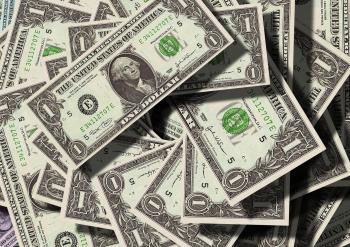 الدولار يرتفع من أقل مستوياته في 5 أشهر