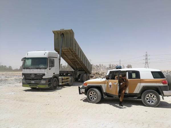 ضبط شاحنة تلقي الأنقاض والمخلفات في الأماكن الممنوعة