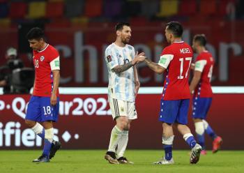 ميسي يتحسر على ضياع الفوز أمام تشيلي في ليلة الاحتفال بمارادونا