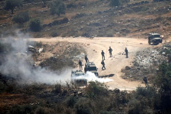 الاحتلال يعتقل فلسطينياً في الخليل