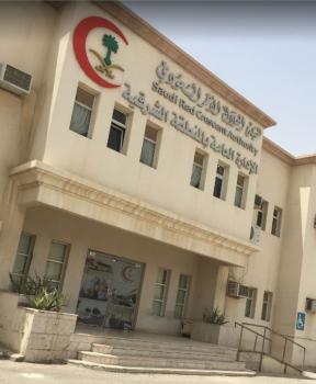 592 مستفيدا من برامج الهلال الأحمر في شهر